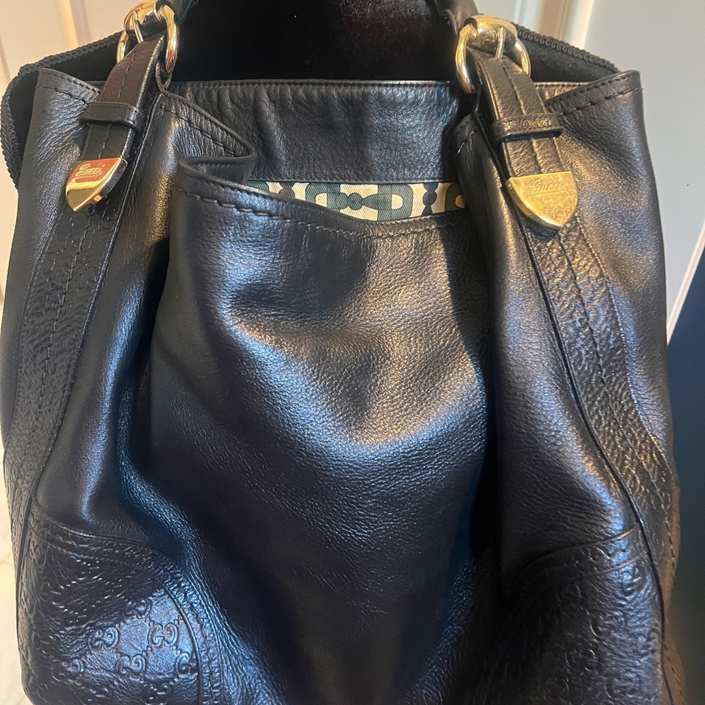 💯 Authentic Gucci Black Leather Shoulder Bag with Gold Details - Picture 3 of 13